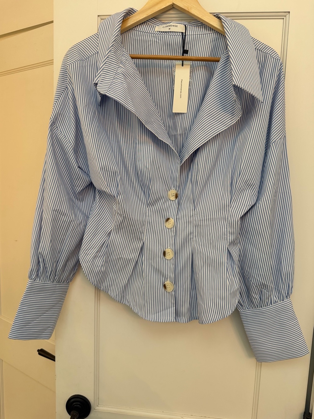 NWT BLUE AND WHITE STRIPE BUTTON DOWN SHIRT SIZE MEDIUM BY COMMENSE